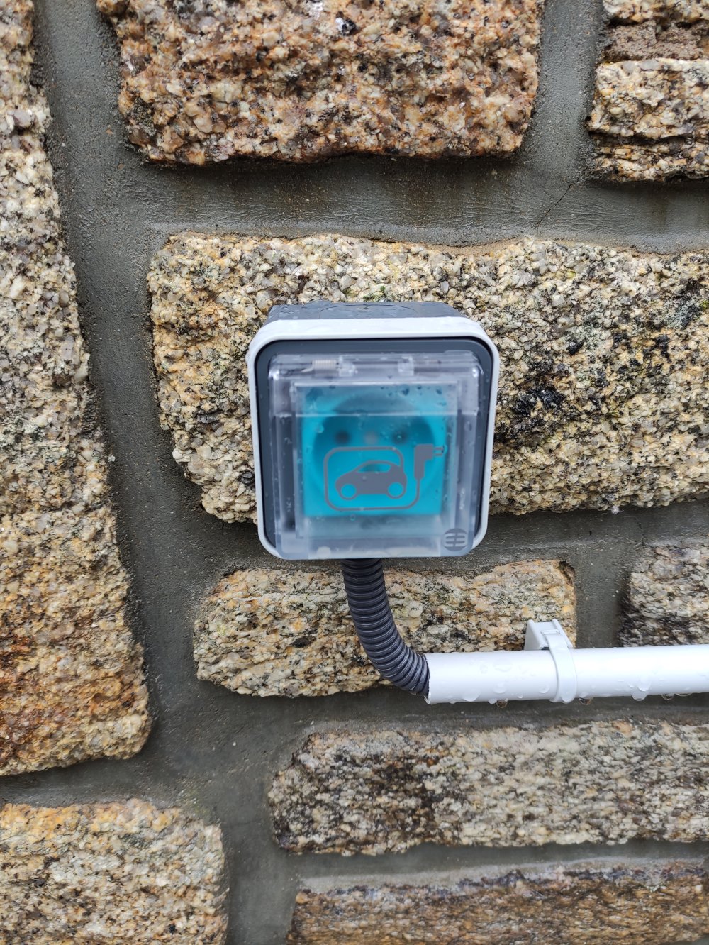 Prise renforcée avec couvercle sur un mur en pierre