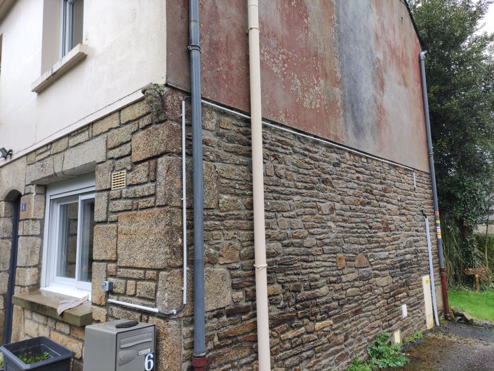 Facade et prise renforcée avec cable apparent en goulotte